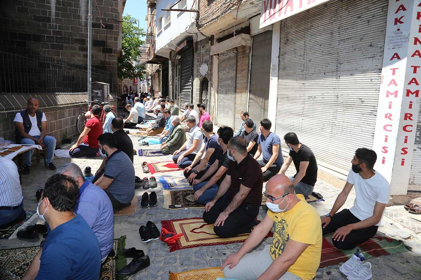 أداء صلاة الجمعة بعد إعادة فتح المساجد